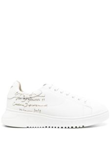 Emporio Armani baskets en cuir à imprimé calligraphie - Blanc