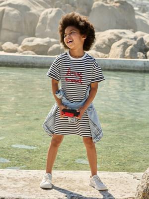 Meisjesjurk in lichte fleece met aangebracht motief blauw, gestreept Meisjesjurk in lichte fleece met aangebracht motief blauw, gestreept