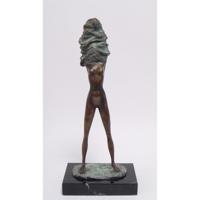 BRONZEN BEELD VAN EEN DAME DIE ZICH UITKLEEDT / NUDE