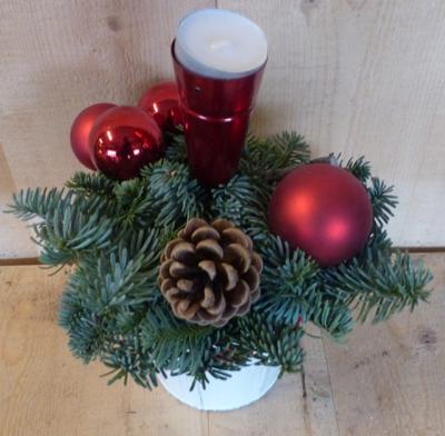 Kerststukje 'Minsk' simpel in hoge pot 30 cm hoog kleur rood met een hoge theelicht Warentuin Natuurlijk - Warentuin natuurlijk Kerststukje 'Minsk' simpel in hoge pot 30 cm hoog kleur rood met een hoge theelicht Warentuin Natuurlijk - Warentuin natuurlijk