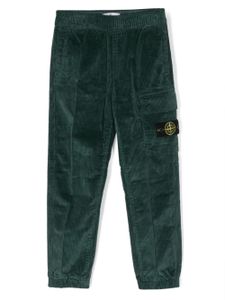 Stone Island Junior pantalon en velours côtelé à patch logo - Vert