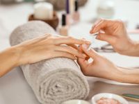 Manicure (+ BIAB) bij Jetty's Beautysalon - thumbnail