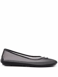 Prada ballerines en mesh à logo triangulaire - Noir