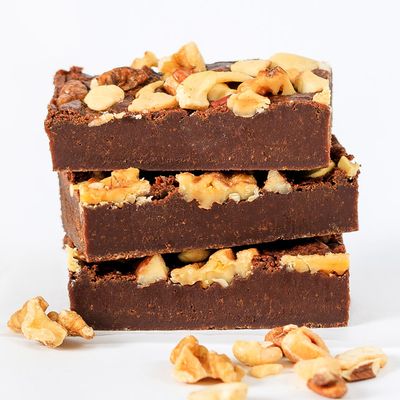 Vegan Noten Brownie Box - 6 Brownies Per Post - Brievenbus Pakket - Box Brownies - Pure chocolade - Knapperige noten bovenop - Zonder melk en eieren