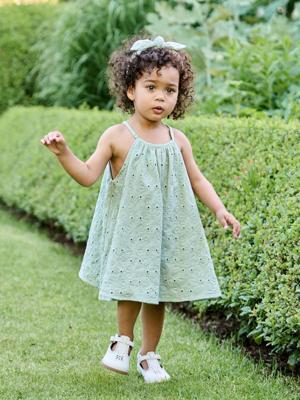 Jurk met Engels borduurwerk, bijpassende toebehoren saliegroen