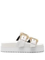 Versace Jeans Couture sandales à boucle baroque - Blanc