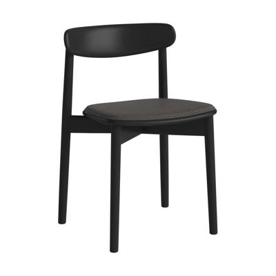 Bolia Merge eetkamerstoel Soil Dark Brown zwart gelakt eiken