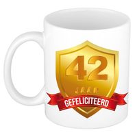 Gefeliciteerd 42 jaar jubileum/ verjaardag mok met gouden schild - feest mokken - thumbnail