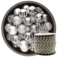 37x stuks kunststof kerstballen 6 cm inclusief kralenslinger zilver