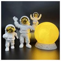 Decoratieve Astronautenbeeldjes met Maanlamp - Goud / Geel - thumbnail