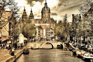 Glasschilderij Gracht met kerk