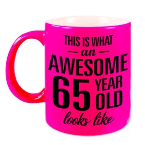 Awesome 65 year cadeau mok / beker neon roze 330 ml