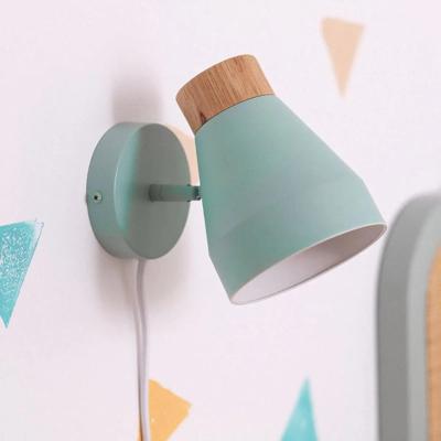 Wandlamp lichtgroen met hout schakelaar en E27 fitting &apos;Julius&apos;