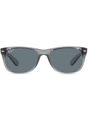 Ray-Ban lunettes de soleil RB2132 New Wayfarer à monture carrée - Gris