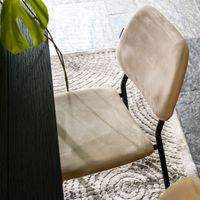 Dutchbone Eetkamerstoel 'Darby' Velvet, kleur Beige Dutchbone Eetkamerstoel 'Darby' Velvet, kleur Beige