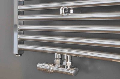 Riko radiator onderblok haaks links voor midden aansluiting chroom