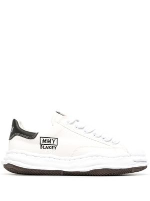 Maison MIHARA YASUHIRO baskets Blakey à empiècements contrastants - Blanc