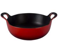 Le Creuset Wokpan / Balti Dish - Kersenrood - ø 24 cm / 2.7 liter - geëmailleerde anti-aanbaklaag Le Creuset Wokpan / Balti Dish - Kersenrood - ø 24 cm / 2.7 liter - geëmailleerde anti-aanbaklaag