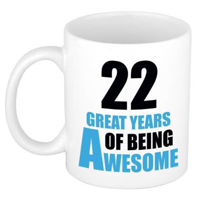 Verjaardag 22 jaar Koffiemok Cadeau - Great years of being awesome - wit/blauw