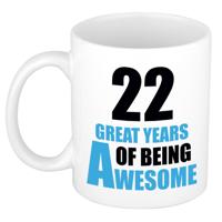 Verjaardag 22 jaar Koffiemok Cadeau - Great years of being awesome - wit/blauw