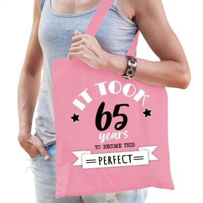 Cadeau tas voor dames - 65 en perfect - lichtroze - katoen - 42 x 38 cm - vijfenzestig - shopper Cadeau tas voor dames - 65 en perfect - lichtroze - katoen - 42 x 38 cm - vijfenzestig - shopper