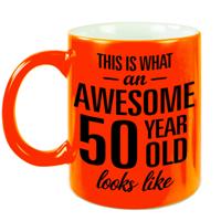 This is what an awesome 50 year old looks like - koffiemok - fluor oranje - Beker - verjaardag cadea