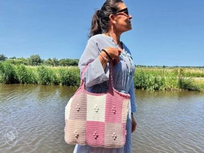 Haakpakket Gratis Haakpatroon Tas Sweet Squares - Mooie tas gehaakt in zachte roze tinten van Durable Double Four