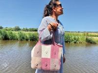 Haakpakket Gratis Haakpatroon Tas Sweet Squares - Mooie tas gehaakt in zachte roze tinten van Durable Double Four