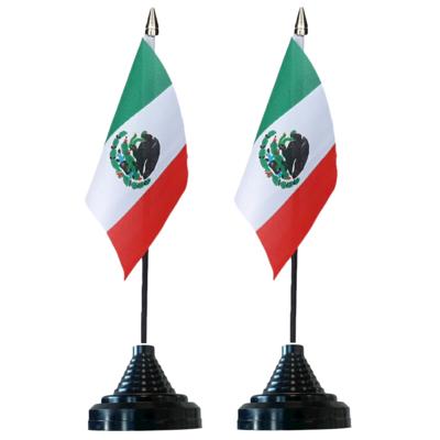 Vlag Mexico tafelvlaggetjes - 2x stuks - 10 x 15 cm vlag - met zwarte standaard