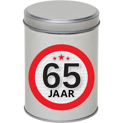 Cadeau Snoepblik - 65 jaar verjaardag - 9 x 13 cm - Cadeauverpakking- metaal - met leeftijd sticker Cadeau Snoepblik - 65 jaar verjaardag - 9 x 13 cm - Cadeauverpakking- metaal - met leeftijd sticker