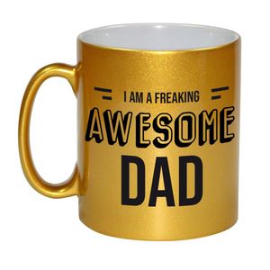 Vader cadeau gouden mok / beker I am a freaking awesome dad