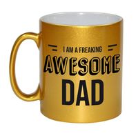 Vader cadeau gouden mok / beker I am a freaking awesome dad - thumbnail