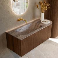 Badmeubel Mondiaz Kurve-Dlux | 115 cm | Meubelkleur Walnut | Wastafelkleur Oza | Solid surface | Wasbak linker zijde spoelbak | Zonder kraangat(en) Badmeubel Mondiaz Kurve-Dlux | 115 cm | Meubelkleur Walnut | Wastafelkleur Oza | Solid surface | Wasbak linker zijde spoelbak | Zonder kraangat(en)