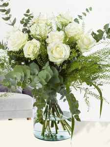 10 witte rozen met eucalyptus