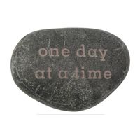 Zwarte Gelukssteen "One Day at a Time"