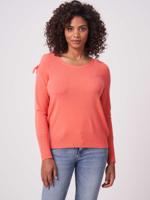Trui van biologische cashmere met strikjes op de schouder
