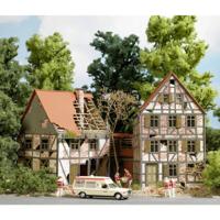 Busch 1667 H0 Vervallen vakwerkhuis