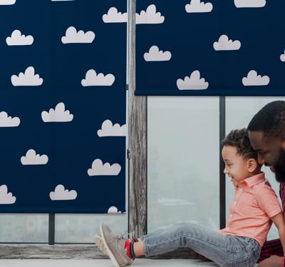 Babykamer rolgordijn wolken met donkerblauwe achtergrond