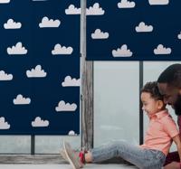 Babykamer rolgordijn wolken met donkerblauwe achtergrond