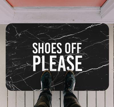 Schoenen uit op maat gemaakte tapijten met marmerpatroon