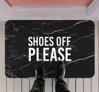Schoenen uit op maat gemaakte tapijten met marmerpatroon