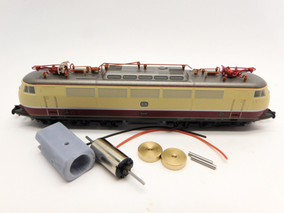 micromotor NA042F motor ombouwset voor Arnold E 03, BR 103, BR 127, BR 152, BR 750, RENFE / AVE / ARCO S 252, CP LE 5600 Motor met vliegwielen en slangkoppelingen