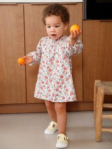 Babyjurkje met smokwerk ecru