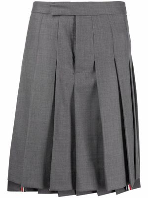 Thom Browne jupe plissée à ourlet plus long au dos - Gris