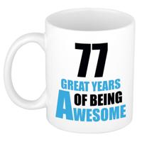 Verjaardag 77 jaar Koffiemok Cadeau - Great years of being awesome - wit/blauw