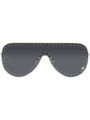 Versace Eyewear lunettes de soleil à détails de clous - Or