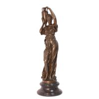 BRONZEN BEELD VAN HEBE MET URN