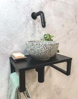 Saniclear Lovi fonteinset met zwart-witte terrazzo waskom en zwarte kraan voor in het toilet