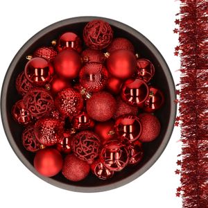 37x stuks kunststof kerstballen 6 cm met 2x stuks slingers rood