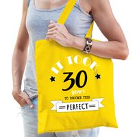 Cadeau tas voor dames - 30 en perfect - geel - katoen - 42 x 38 cm - dertig - shopper Cadeau tas voor dames - 30 en perfect - geel - katoen - 42 x 38 cm - dertig - shopper